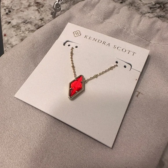 Kendra Scott Kinsley Short Necklace in Raspberry Illusion - Picture 2 of 3